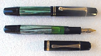Two common variants of the Pelikan 100N, with two narrow cap bands and regular drop clip and with fluted cap band and clip. From the collection of Gerhard Brandl, photography by Gerhard Brandl.